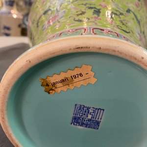 Un vase en porcelaine de Chine famille rose à fond de couleur vert lime, marque de Qianlong, 19/20ème — photo 25