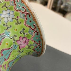 Un vase en porcelaine de Chine famille rose à fond de couleur vert lime, marque de Qianlong, 19/20ème — photo 26