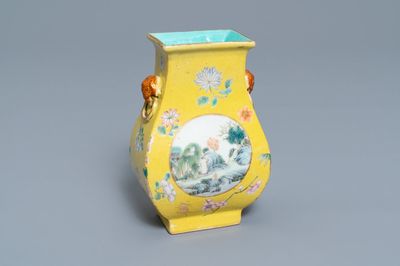 Un vase en porcelaine de Chine famille rose à fond jaune, 19/20ème