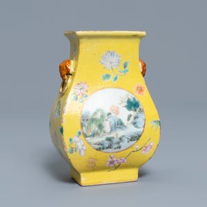 Un vase en porcelaine de Chine famille rose à fond jaune, 19/20ème — photo 2