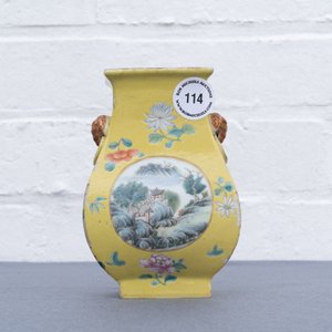 Un vase en porcelaine de Chine famille rose à fond jaune, 19/20ème — photo 9