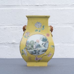 Un vase en porcelaine de Chine famille rose à fond jaune, 19/20ème — photo 10