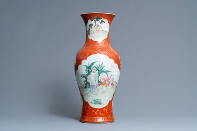 Un vase en porcelaine de Chine famille rose à fond rouge de corail, marque de Qianlong, République
