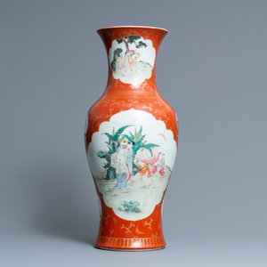 Un vase en porcelaine de Chine famille rose à fond rouge de corail, marque de Qianlong, République — photo 1
