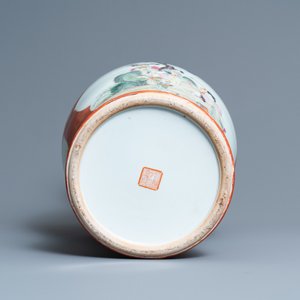 Un vase en porcelaine de Chine famille rose à fond rouge de corail, marque de Qianlong, République — photo 5