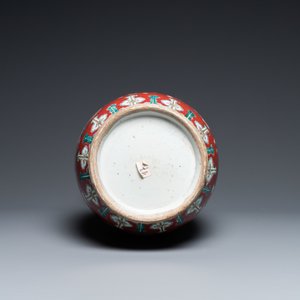 Un vase en porcelaine de Chine famille rose à fond rouge de rubis, 19ème — photo 6
