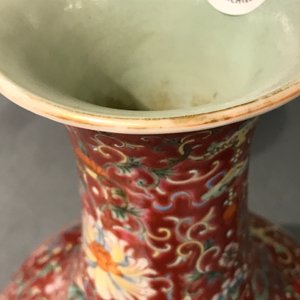 Un vase en porcelaine de Chine famille rose à fond rouge, marque de Qianlong, 19/20ème — photo 11