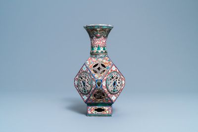 Un vase en porcelaine de Chine famille rose à intérieur amovible, 19/20ème