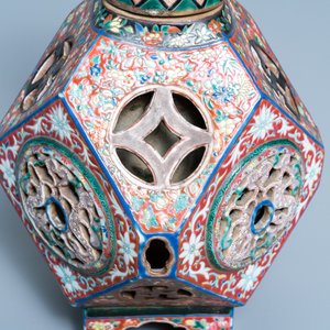 Un vase en porcelaine de Chine famille rose à intérieur amovible, 19/20ème — photo 11