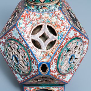 Un vase en porcelaine de Chine famille rose à intérieur amovible, 19/20ème — photo 9