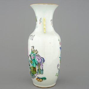 Un vase en porcelaine de Chine famille rose au double décor, 19/20ème — photo 2