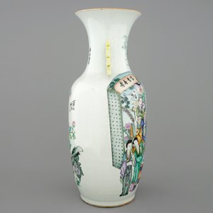 Un vase en porcelaine de Chine famille rose au double décor, 19/20ème — photo 4