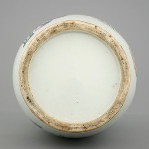 Un vase en porcelaine de Chine famille rose au double décor, 19/20ème — photo 6