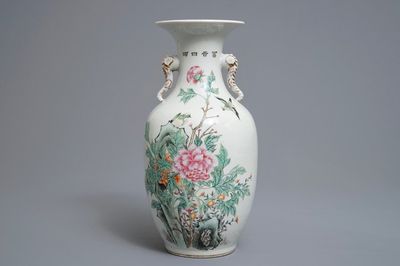Un vase en porcelaine de Chine famille rose aux anses en forme d'éléphant, marque de Jingdezhen, 20ème