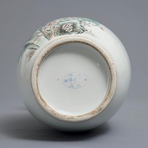 Un vase en porcelaine de Chine famille rose aux anses en forme d'éléphant, marque de Jingdezhen, 20ème — photo 6