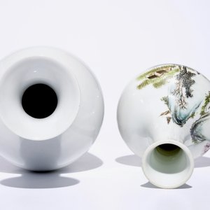 Un vase en porcelaine de Chine famille rose aux garçons jouants et un vase qianjiang cai au paysage, 20ème — photo 5