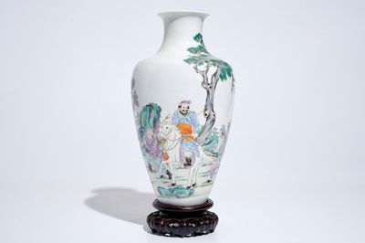 Un vase en porcelaine de Chine famille rose aux guerriers, marque de Ju Ren Tang, République, 20ème