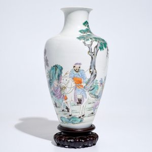 Un vase en porcelaine de Chine famille rose aux guerriers, marque de Ju Ren Tang, République, 20ème — photo 1