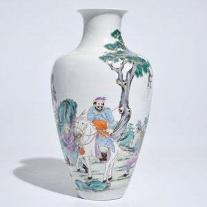 Un vase en porcelaine de Chine famille rose aux guerriers, marque de Ju Ren Tang, République, 20ème — photo 2