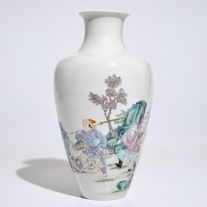 Un vase en porcelaine de Chine famille rose aux guerriers, marque de Ju Ren Tang, République, 20ème — photo 3