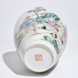 Un vase en porcelaine de Chine famille rose aux guerriers, marque de Ju Ren Tang, République, 20ème — photo 6