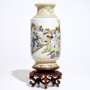 Un vase en porcelaine de Chine famille rose aux guerriers, marque de Qianlong, République, 20ème — photo 1