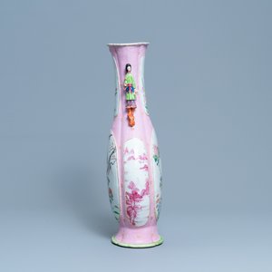 Un vase en porcelaine de Chine famille rose aux médaillons de paysages et de décors floraux, Qianlong — photo 2