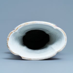 Un vase en porcelaine de Chine famille rose aux médaillons de paysages et de décors floraux, Qianlong — photo 5