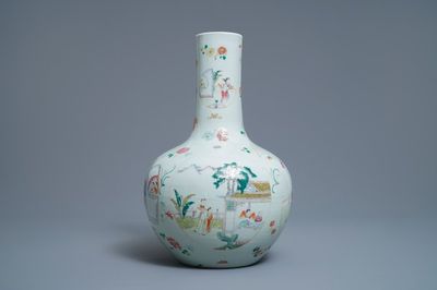 Un vase en porcelaine de Chine famille rose aux médaillons figuratifs, marque de Qianlong, 19ème