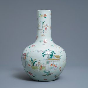 Un vase en porcelaine de Chine famille rose aux médaillons figuratifs, marque de Qianlong, 19ème — photo 1
