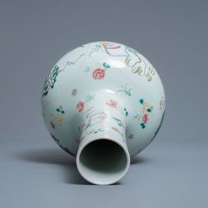 Un vase en porcelaine de Chine famille rose aux médaillons figuratifs, marque de Qianlong, 19ème — photo 6