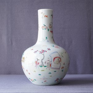 Un vase en porcelaine de Chine famille rose aux médaillons figuratifs, marque de Qianlong, 19ème — photo 7
