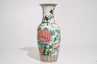 Un vase en porcelaine de Chine famille rose aux oiseaux parmi pivoines, 19ème