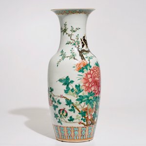 Un vase en porcelaine de Chine famille rose aux oiseaux parmi pivoines, 19ème — photo 2
