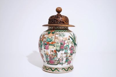 Un vase en porcelaine de Chine famille rose avec un couvercle en bois, 19ème