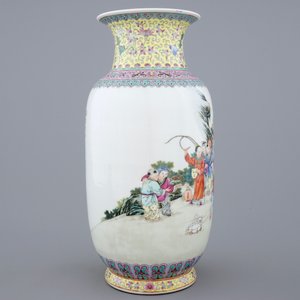 Un vase en porcelaine de Chine famille rose avec une procession de garçons, 20ème — photo 2