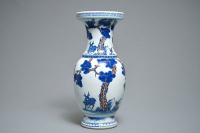 Un vase en porcelaine de Chine famille rose bleu, blanc et rouge de fer, 19/20ème