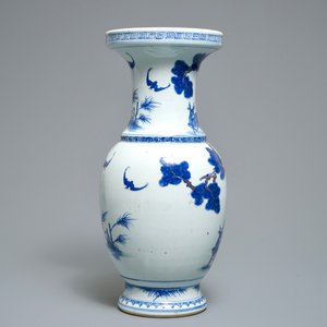 Un vase en porcelaine de Chine famille rose bleu, blanc et rouge de fer, 19/20ème — photo 2