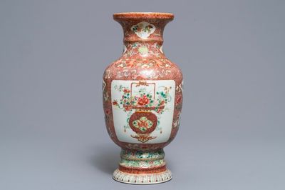 Un vase en porcelaine de Chine famille rose coquille d'oeuf, marque de Qianlong, République, 20ème