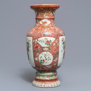 Un vase en porcelaine de Chine famille rose coquille d'oeuf, marque de Qianlong, République, 20ème — photo 4