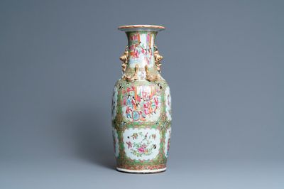 Un vase en porcelaine de Chine famille rose de Canton, 19ème