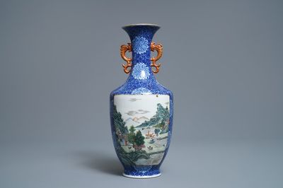 Un vase en porcelaine de Chine famille rose décor d'un paysage, marque de Qianlong, République