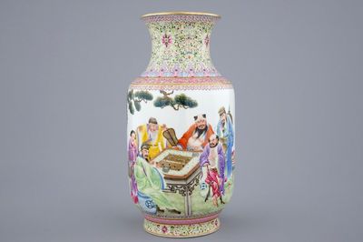 Un vase en porcelaine de Chine famille rose d'époque République, 20ème