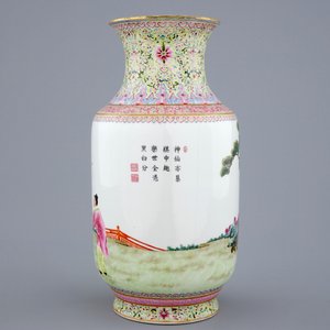 Un vase en porcelaine de Chine famille rose d'époque République, 20ème — photo 3