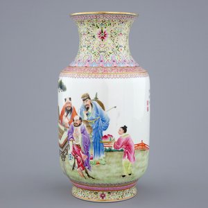 Un vase en porcelaine de Chine famille rose d'époque République, 20ème — photo 4