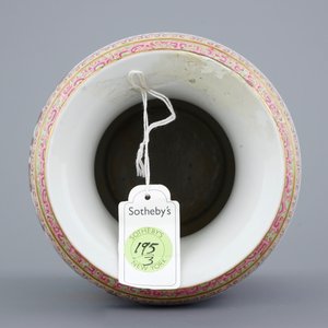 Un vase en porcelaine de Chine famille rose d'époque République, 20ème — photo 5