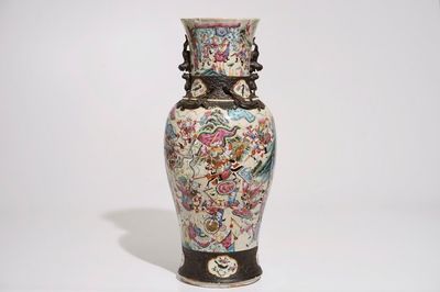 Un vase en porcelaine de Chine famille rose, dit "de Nankin", 19ème