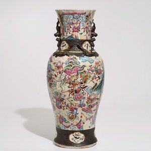 Un vase en porcelaine de Chine famille rose, dit "de Nankin", 19ème — photo 1