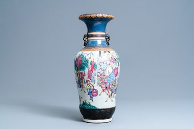 Un vase en porcelaine de Chine famille rose dite 'de Nankin' à décor de guerriers, Chine, 19ème