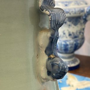Un vase en porcelaine de Chine famille rose et un en bleu et blanc sur fond céladon, 19ème — photo 12